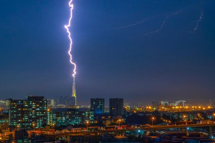  Bức ảnh anh Tú chụp khoảnh khắc tia sét trên đỉnh Landmark 81 năm 2019. 
