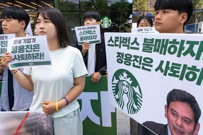 Người biểu tình tập trung bên ngoài các cửa hàng Starbucks sau khi chương trình khuyến mãi gây tranh cãi được triển khai. Ảnh: Kichul Shin/NurPhoto/Shutterstock.
