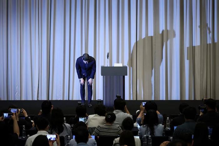 Chủ tịch tập đoàn Shinsegae, Chung Yong-jin công khai xin lỗi trước toàn thể công chúng Hàn Quốc. Ảnh: Reuters.