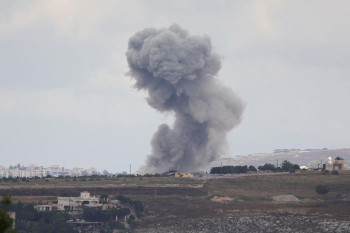  Khói bốc lên từ miền nam Lebanon sau đòn không kích của Israel ngày 14/6. Ảnh: Reuters.