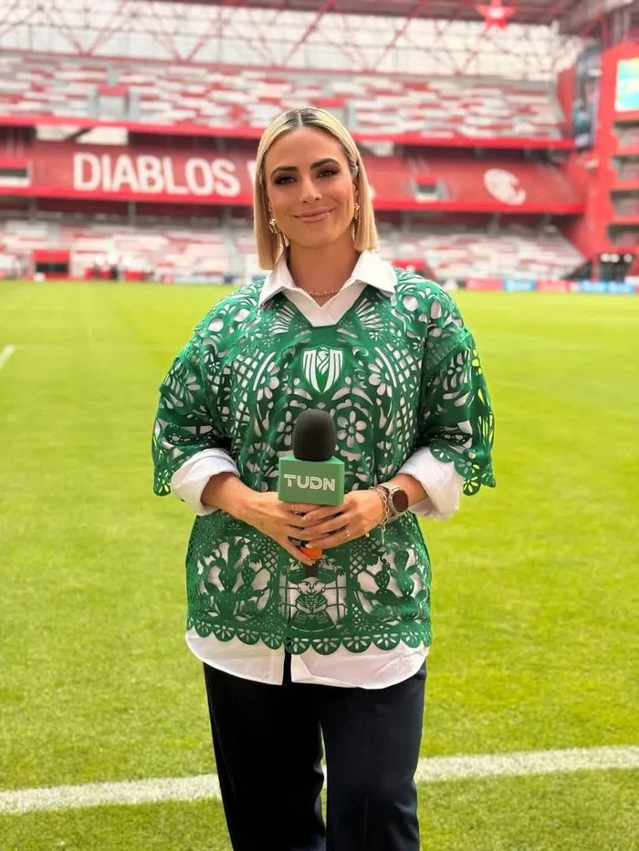 Biên tập viên thể thao Mexico Valeria Marín diện mặc chiếc áo do Hugo Rosas thiết kế. Ảnh: @valeriamarin/Instagram.