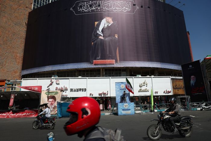 Đường phố Tehran ngày 15/6. Ảnh: Reuters.
