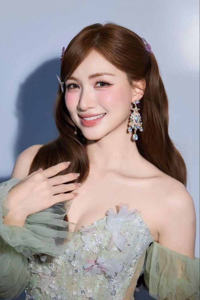 Ca sĩ Hòa Minzy