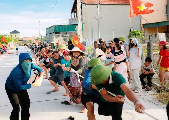 Người dân khối 8 và khối 9, phường Tân Mai, Nghệ An tham gia cuộc thi kéo co có quy mô lớn nhất từ trước tới nay tại địa phương. Ảnh: Anh Duy