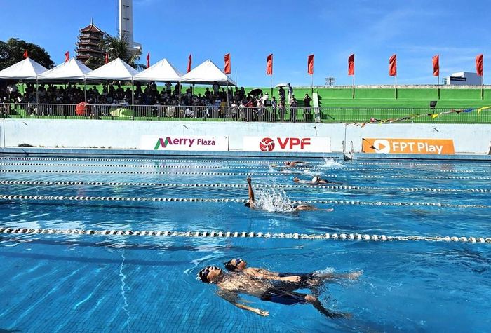 Sau lễ khai mạc, các VĐV đã bước vào tranh tài ở nội dung 50m, gồm 25m bơi và 25m dìu người bị đuối nước