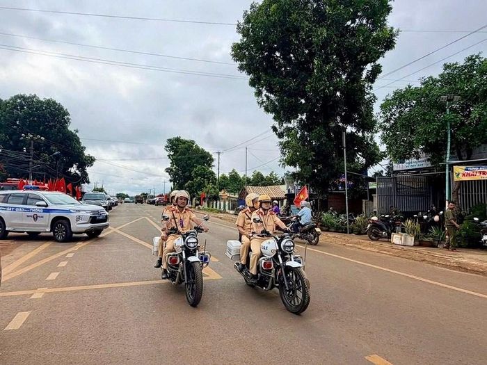 Công an tỉnh Gia Lai diễu hành tuyên truyền trên tuyến đường dọc biên giới