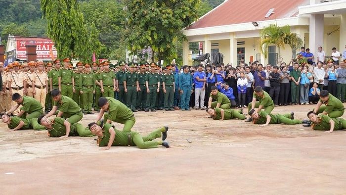 Màn biểu diễn võ thuật CAND và trình diễn tình huống truy bắt tội phạm ma túy tại lễ ra quân tuyên truyền, tấn công, trấn áp tội phạm ma túy trên tuyến biên giới Việt Nam - Campuchia năm 2026