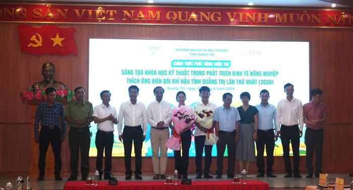 BTC tặng hoa cho các đơn vị đồng hành, tham gia cuộc thi