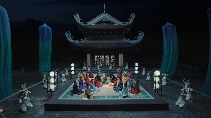 Nhiều chất liệu truyền thống và tín ngưỡng bản địa được mang vào MV