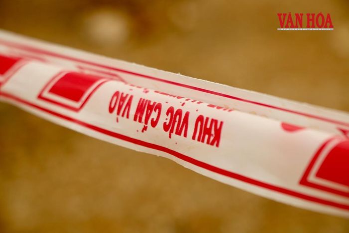 Khu vực xuất hiện hố sụt đã được lực lượng chức năng căng dây, đặt biển cảnh báo nhằm đảm bảo an toàn cho người dân