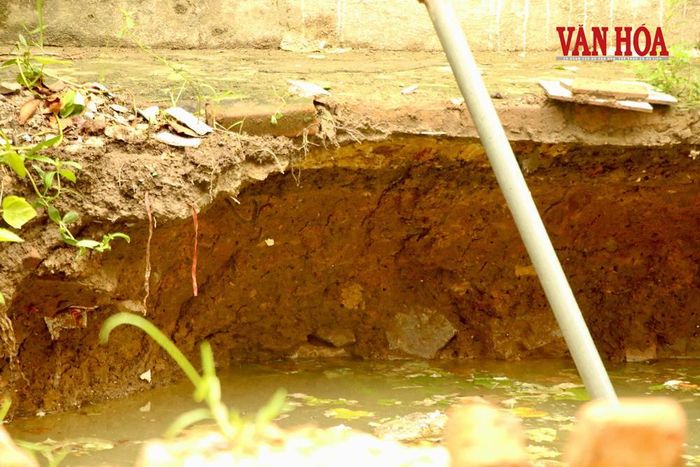 Đất đá sạt trượt khiến miệng hố có xu hướng mở rộng