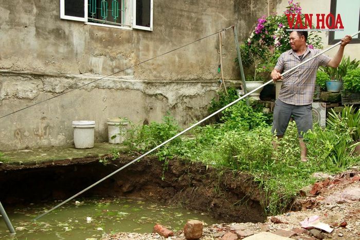 Miệng hố sâu từ 4-5m, rộng trên 4m