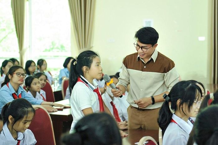 Cho con theo học những lớp kỹ năng sống, giao tiếp cũng giúp phần nào định hướng cho con sau này