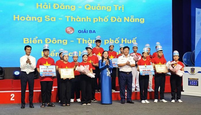 Trao giải Nhì Cuộc thi cho đội Hoàng Sa (TP. Đà Nẵng) và đội Hải Đăng (tỉnh Quảng Trị)