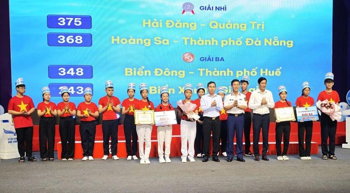 Trao giải Ba Cuộc thi cho đội Biển Đông (TP. Huế) và đội Biển Xanh (tỉnh Gia Lai)