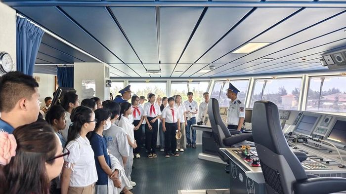 Các em học sinh tham quan, trải nghiệm trên tàu CSB 8002, Vùng Cảnh sát biển 2