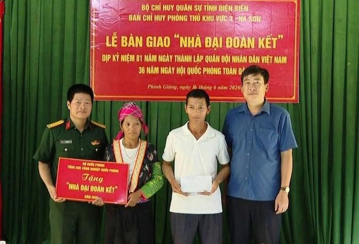 Lãnh đạo xã Phình Giàng và Bộ CHQS tỉnh Điện Biên trao tặng nhà "Đại đoàn kết" cho gia đình ông Mùa A Pó