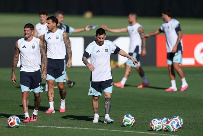 Messi và các trụ cột của Argentina đã sẵn sàng cho trận đấu với Algeria