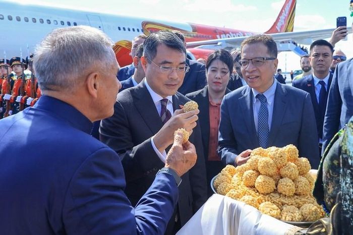 Lãnh đạo Cộng hòa Tatarstan mời Thủ tướng Lê Minh Hưng bánh mì muối và kẹo ngọt trắc-trắc – nghi thức truyền thống thể hiện tình cảm và sự trân trọng dành cho khách quý tới thăm