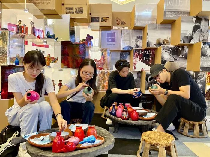 Trải nghiệm làm đồ lưu niệm thủ công tại sự kiện “Chợ phiên kết duyên sáng tạo”