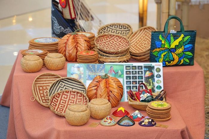 Một số mẫu quà lưu niệm mang đậm dấu ấn văn hóa tại sự kiện “Chợ phiên kết duyên sáng tạo”