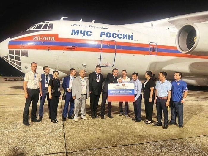 Chuyến bay đặc biệt của Bộ Tình trạng khẩn cấp Liên bang Nga mang theo 35 tấn hàng viện trợ nhân đạo, hỗ trợ nhân dân Việt Nam khắc phục hậu quả của cơn bão số 3 (Yagi) tới sân bay quốc tế Nội Bài (Hà Nội), tối 20/9/2024. Ảnh: TTXVN