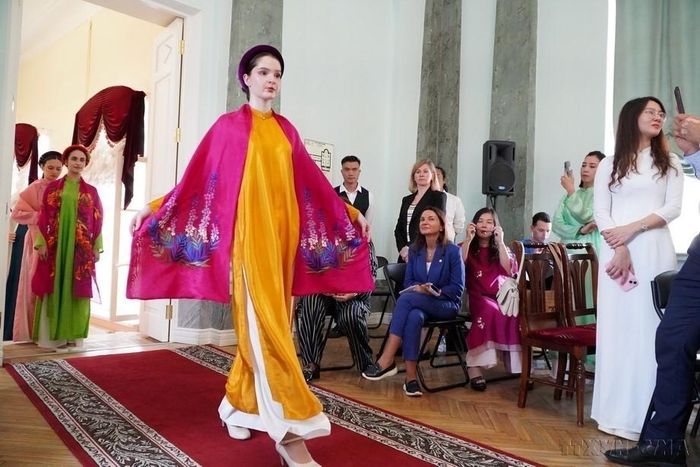 Tiết mục nghệ thuật của đoàn Việt Nam tại Lễ hội Văn hóa Việt Nam “Việt Nam – Sắc màu từ miền nhiệt đới” ở thủ đô Moskva (Nga, 7/2025) và các cô gái Nga trình diễn áo dài tại lễ khai trương Trung tâm Văn hóa Nga - Việt đầu tiên ở Saint Petersburg - "Thủ đô phương Bắc" của nước Nga (7/2025). Ảnh: TTXVN