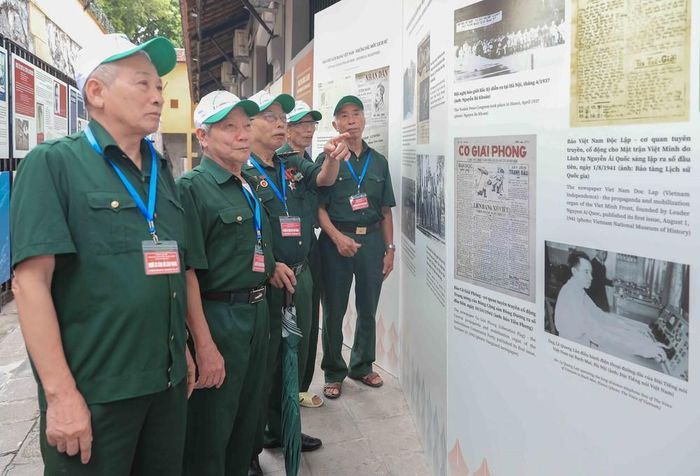 Trưng bày "Bút thép, lòng son" thu hút đông đảo các cựu chiến binh từ khắp mọi miền đất nước tìm đến tham quan, cùng nhau ôn lại những kỷ niệm hào hùng. Ảnh: Phan Phương – TTXVN