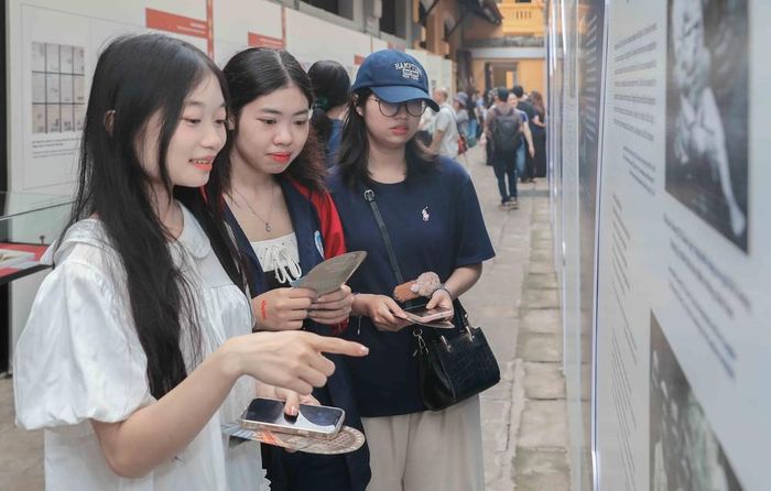 Trưng bày "Bút thép, lòng son" thu hút đông đảo sinh viên từ khắp mọi miền đất nước tìm đến tham quan, học tập và thành kính tưởng nhớ những người anh hùng đã hy sinh vì nền độc lập, tự do của Tổ quốc. Ảnh: Phan Phương – TTXVN