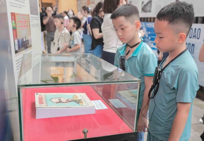 Trưng bày "Bút thép, lòng son" thu hút đông đảo thiếu nhi từ khắp mọi miền đất nước tới tham quan, học tập. Ảnh: Phan Phương – TTXVN