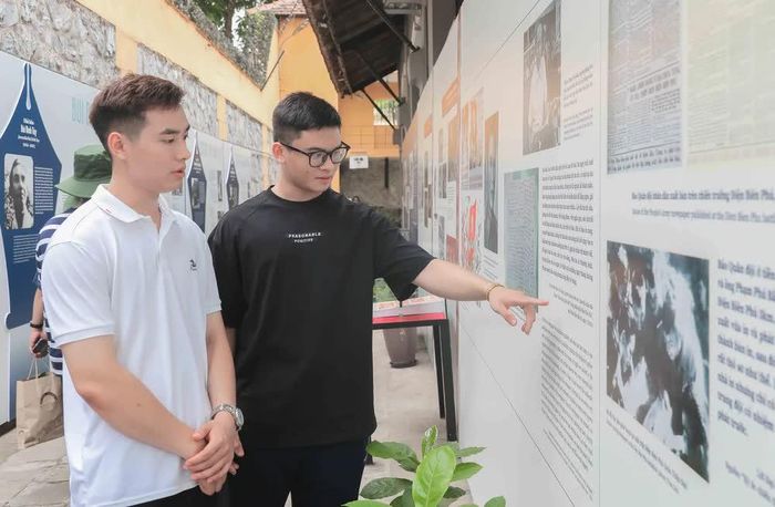Trưng bày "Bút thép, lòng son" thu hút đông đảo sinh viên từ khắp mọi miền đất nước tìm đến tham quan, học tập và thành kính tưởng nhớ những người anh hùng đã hy sinh vì nền độc lập, tự do của Tổ quốc. Ảnh: Phan Phương – TTXVN