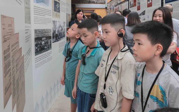 Trưng bày "Bút thép, lòng son" thu hút đông đảo thiếu nhi từ khắp mọi miền đất nước tới tham quan, học tập. Ảnh: Phan Phương – TTXVN
