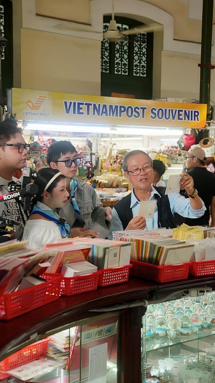 Chuyên gia du lịch Nguyễn Văn Mỹ chia sẻ với các nhà sáng tạo nội dung trẻ tại quầy bưu thiếp ở Bưu điện Trung tâm