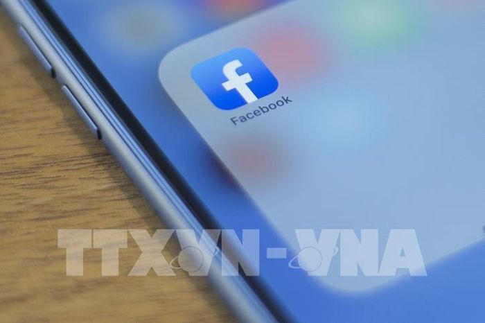 Biểu tượng Facebook trên màn hình điện thoại tại Washington, DC, Mỹ. Ảnh tư liệu: AFP/ TTXVN