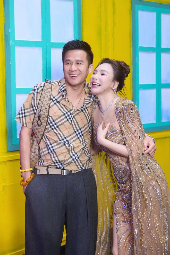 Chồng ca sĩ Hồ Quỳnh Hương luôn đồng hành cùng vợ xuyên suốt quá trình cô tham gia Phòng khách 3 thế hệ