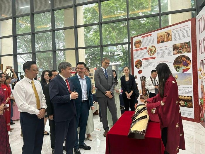 Các nghệ sĩ biểu diễn đàn tranh, đàn bầu (loại nhạc cụ có trong Di sản tư liệu EFEO). Ảnh: Thanh Hương- TTXVN