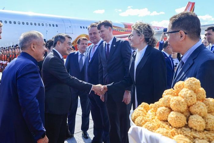 Người đứng đầu Cộng hòa Tatarstan Rustam Nurgaliyevich Minnikhanov giới thiệu thành phần đoàn đón Thủ tướng Lê Minh Hưng cùng đoàn đại biểu cấp cao Việt Nam tại sân bay quốc tế Kazan - Ảnh: VGP/Nhật Bắc