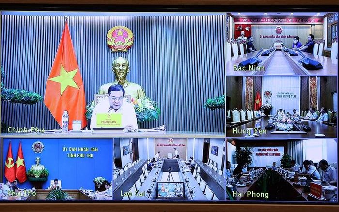 Cuộc họp được kết nối trực tuyến với UBND các tỉnh Hải Phòng, Hưng Yên, Bắc Ninh, Lào Cai, Phú Thọ - Ảnh: VGP/Phương Nguyên