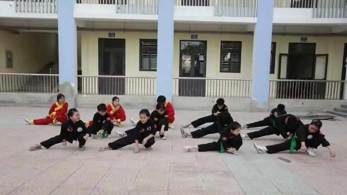 Các võ sinh nhí biểu diễn.