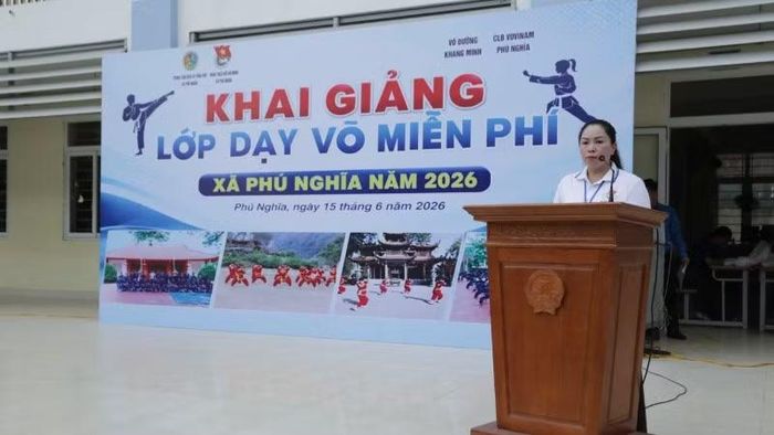 Bà Nguyễn Thị Phượng, Giám đốc Trung tâm dịch vụ tổng hợp xã Phú Nghĩa (Hà Nội) phát biểu tại lễ khai giảng lớp học.