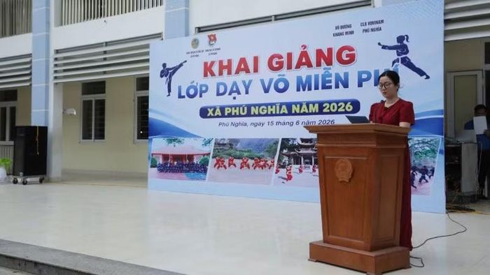 Bà Trần Thị Thu Hằng, Phó Chủ tịch Thường trực Ủy ban nhân dân xã Phú Nghĩa phát biểu.