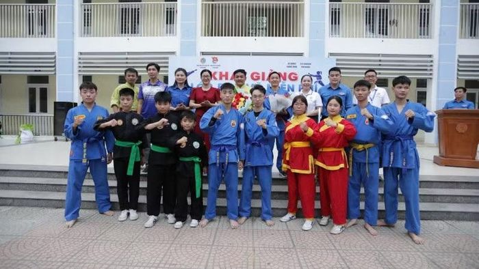Các huấn luyện viên, võ sinh chụp ảnh lưu niệm cùng lãnh đạo địa phương.