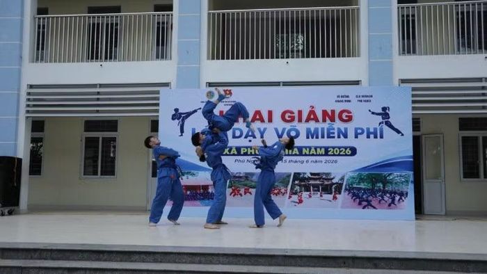 Các võ sinh câu lạc bộ Vovinam Phú Nghĩa biểu diễn.