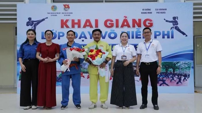 Lãnh đạo xã Phú Nghĩa tặng hoa đại diện võ đường Khang Ninh và câu lạc bộ Vovinam Phú Nghĩa.