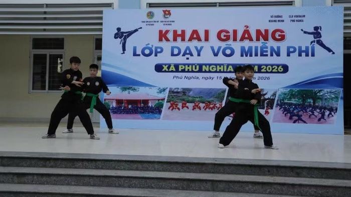 Tiết mục biểu diễn bài quyền cơ bản của các em thiếu nhi.
