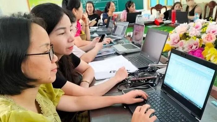 Tập huấn sử dụng học bạ số cho cán bộ, giáo viên Trường tiểu học Yên Mỹ, huyện Thanh Trì, thành phố Hà Nội. (Ảnh MINH PHƯỢNG)