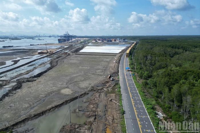 Xen giữa những cánh rừng ngập mặn ven sông Thị Vải, nhiều vị trí đã được khoanh vùng thi công, bố trí máy đào, cẩu và vật liệu xây dựng, song chưa xuất hiện nhiều mũi thi công đồng loạt như phía đầu tuyến thuộc Thành phố Hồ Chí Minh.