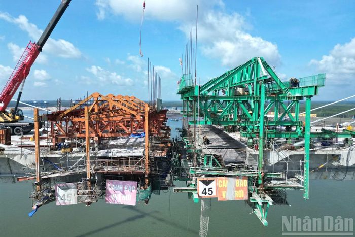 Dự tính cuối tháng 6/2026, liên doanh nhà thầu trên sẽ hợp long hai nhịp biên phụ sát với nhịp chính và tháng 7/2026 sẽ hợp long hai nhịp chính.