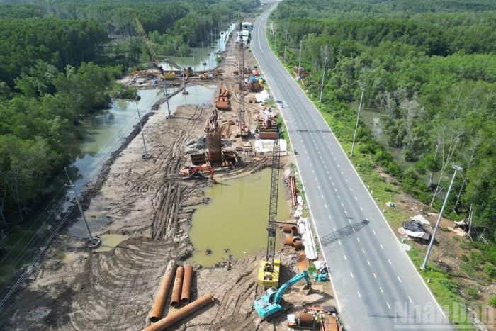 Từ trên cao có thể thấy hành lang tuyến đã được mở xuyên qua khu vực rừng ngập mặn, tạo mặt bằng phục vụ triển khai dự án.