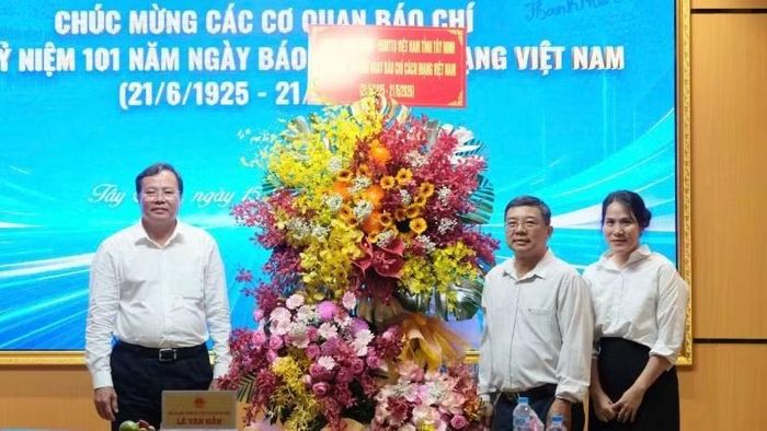 Chủ tịch Ủy ban nhân dân tỉnh Tây Ninh Lê Văn Hẳn tặng hoa chúc mừng Cơ quan thường trú Thông tấn xã Việt Nam tại Tây Ninh.